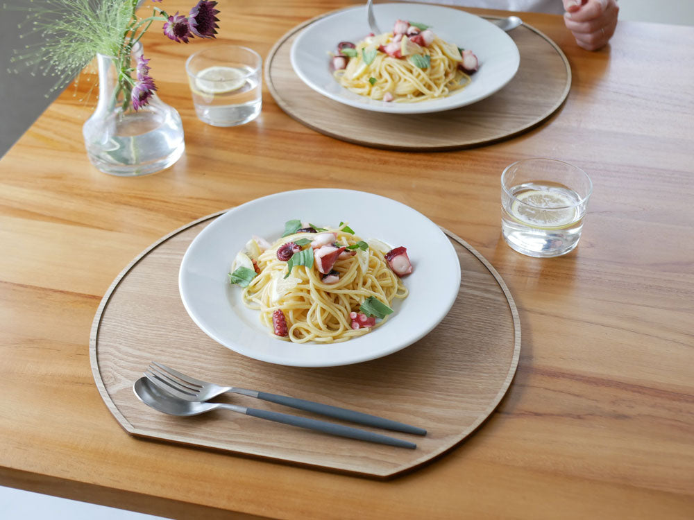 スタッキングできる天然木の半月膳