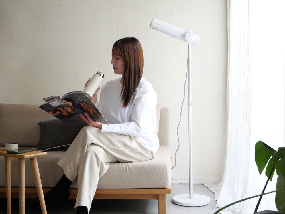 ＜QUADS＞ハンズフリースタンドヘアドライヤー BISARA Light ホワイト