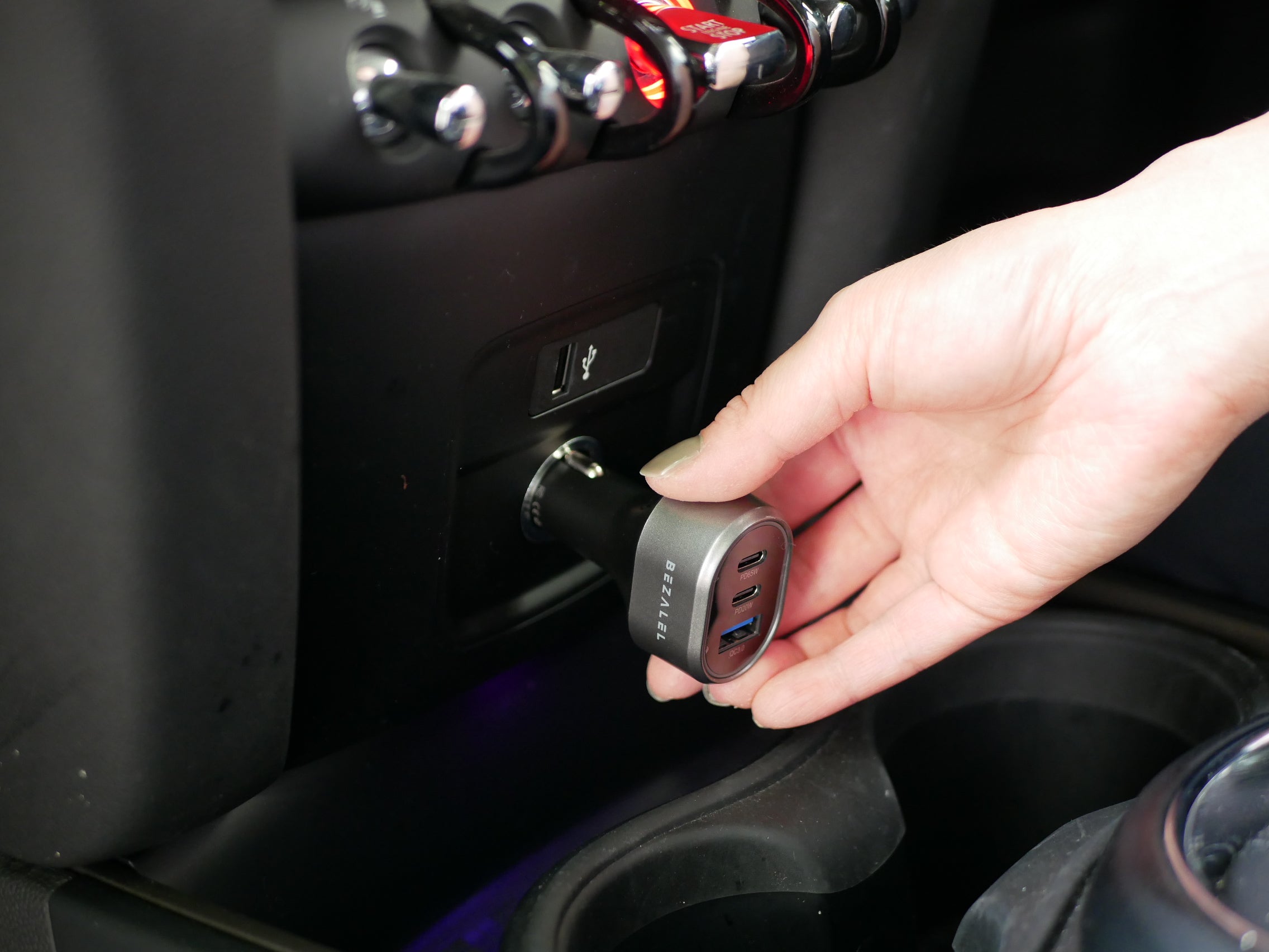 ＜BEZALEL＞ストレスフリーなマグネット充電器 カータイプ