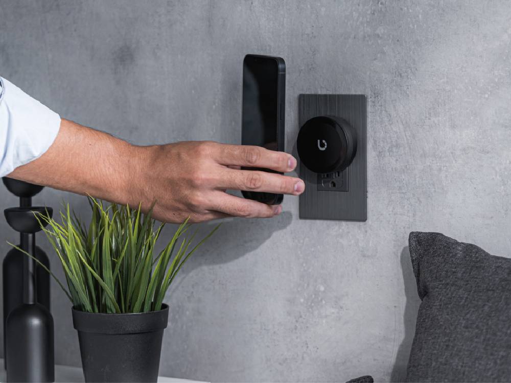 ＜BEZALEL＞ストレスフリーなマグネット充電