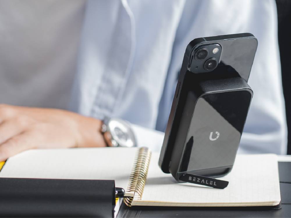 ＜BEZALEL＞ストレスフリーなマグネット充電