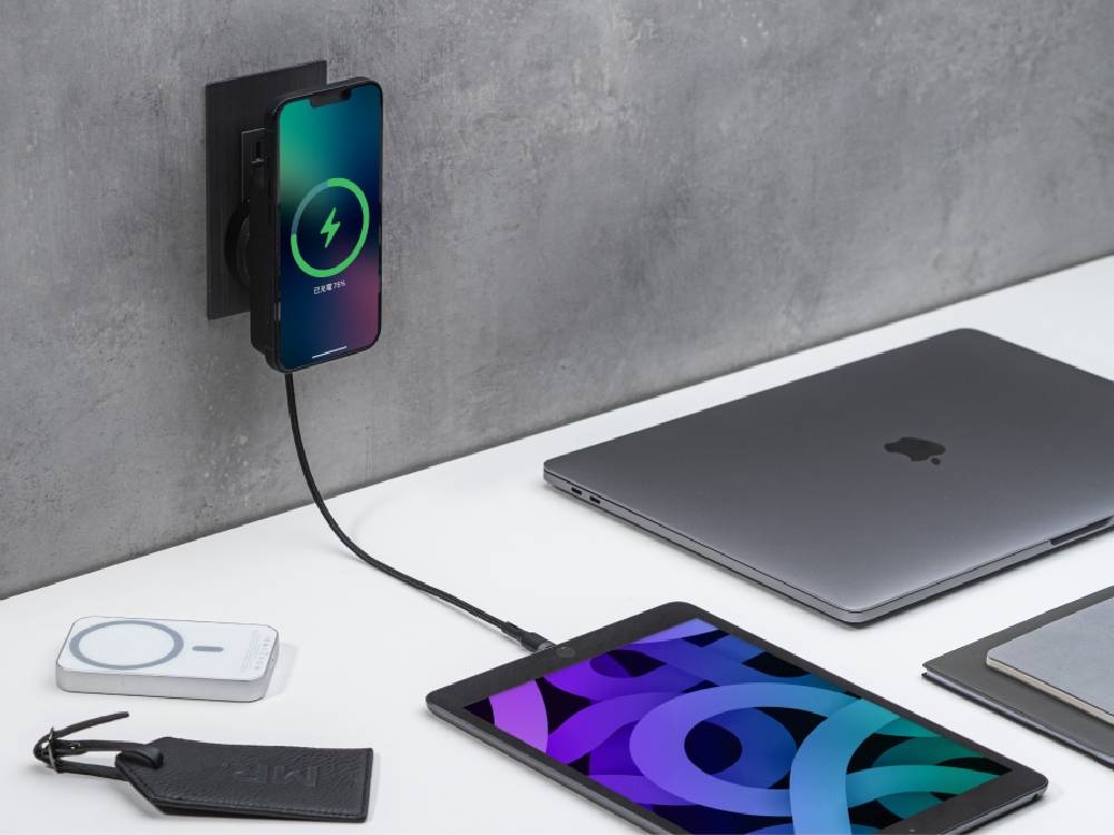 ＜BEZALEL＞ストレスフリーなマグネット充電