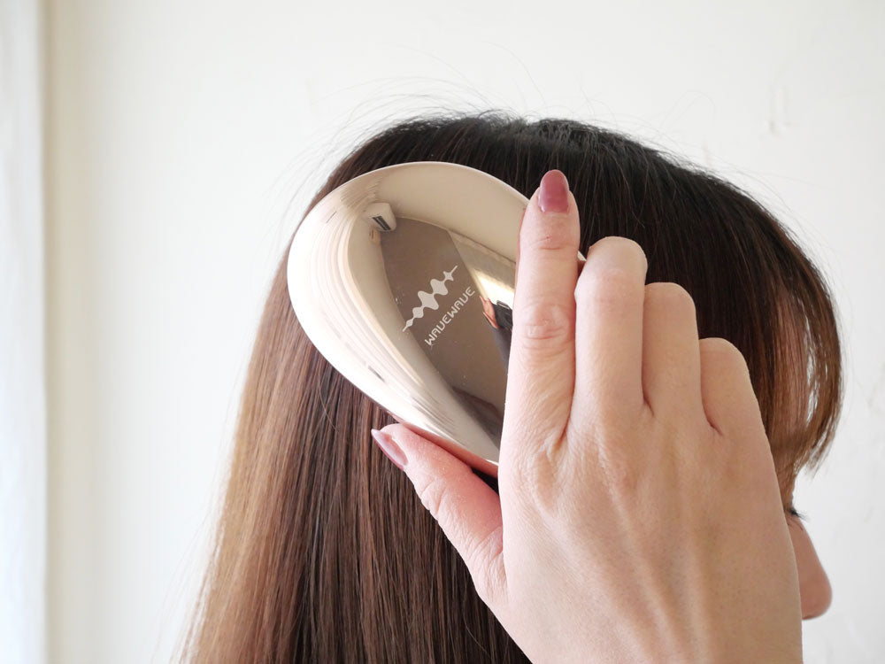 WAVEWAVE＞ 頭皮＆髪ケアEMSコンパクトブラシ – カチモ | カチあるモノ